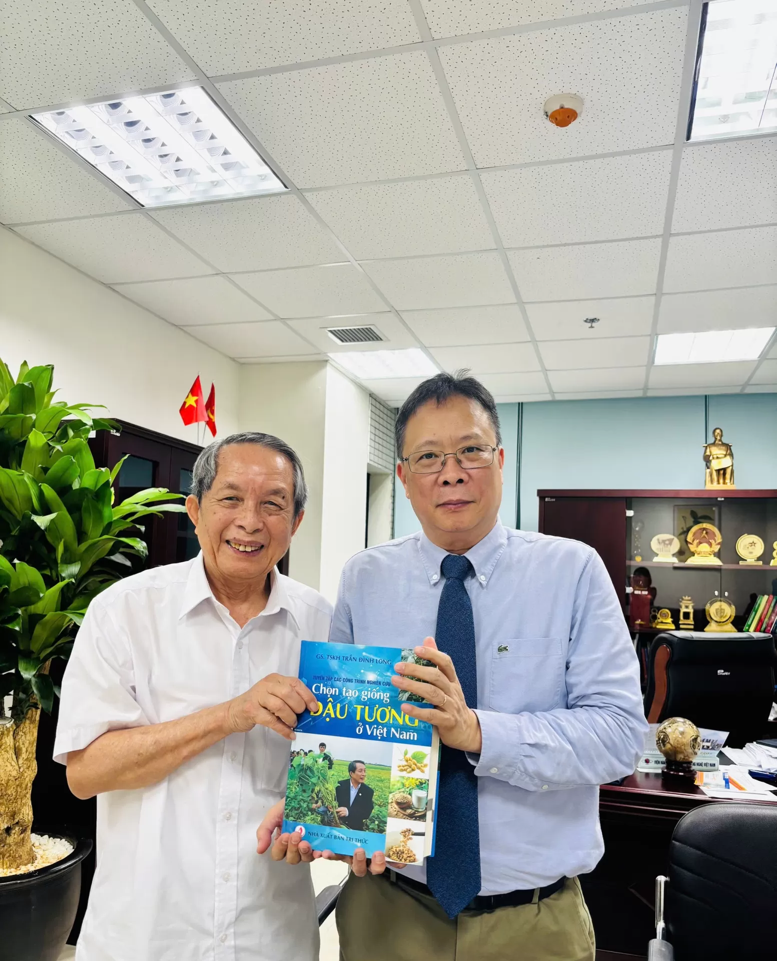 Chào mừng Ngày Khoa học, Công nghệ và Đổi mới sáng tạo Việt Nam 18/05/2026: GS.TSKH Trần Đình Long trao tặng ấn phẩm Tri thức cao quý...