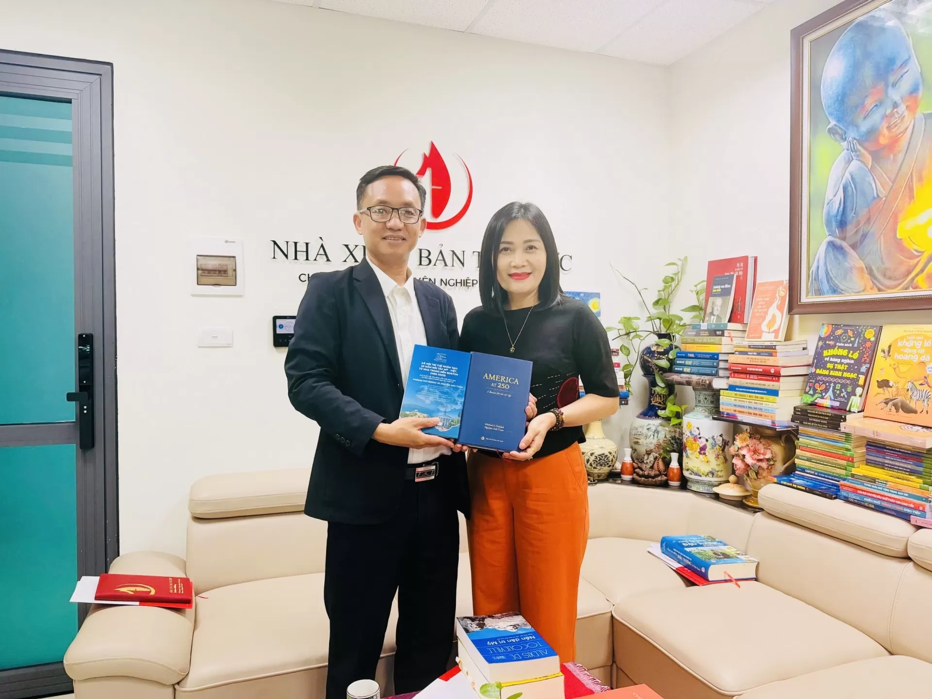 GIÁM ĐỐC - TỔNG BIÊN TẬP NHÀ XUẤT BẢN TRI THỨC LÀM VIỆC VỚI ÔNG KIỀU CÔNG THƯỢC, UỶ VIÊN BAN THƯỜNG VỤ - PHÓ CHỦ TỊCH HIỆP HỘI PHÁT TRIỂN CÔNG NGHIỆP VĂN HÓA VIỆT NAM VỀ CHƯƠNG TRÌNH HỢP TÁC XUẤT BẢN SÁCH TINH HOA TRI THỨC THẾ GIỚI